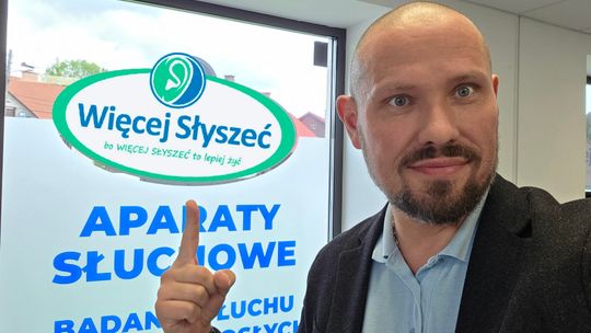 Zdjęcie przedstawia mężczyznę w gabinecie
