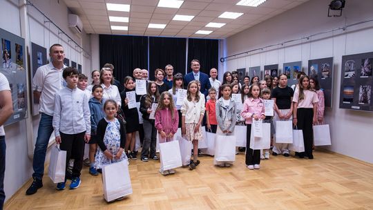zdjęcie przedstawia grupę dzieci z dyplomami