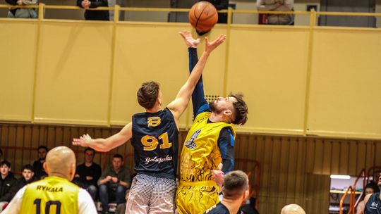 zdjęcie przedstawia mężczyzn na boisku do koszykówki