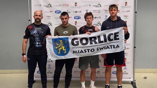 zdjęcie przedstawia mężczyzn z flagą