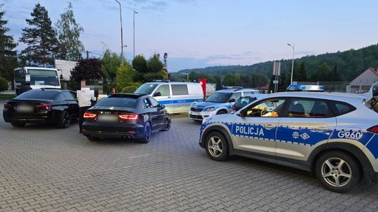 zdjęcie przedstawia radiowozy policji i pojazdy na parkingu