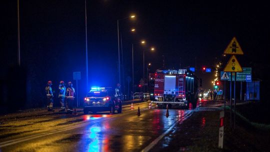 policja, straż pożarna i karetka na drodze w nocy