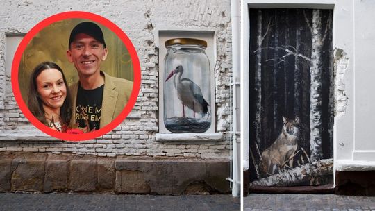 obrazy namalowane w oknach, obok czerwone około a w nim portret kobiety i mężczyzny