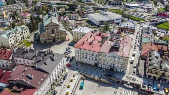 zdjęcie przedstawia duże budynki w centrum miasta z drona