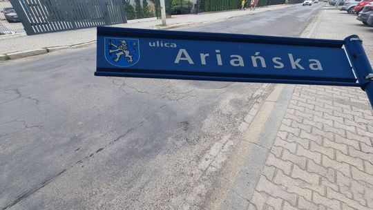 zdjęcie przedstawia nawierzchnię asfaltową i tabliczkę z nazwą ulica ariańska