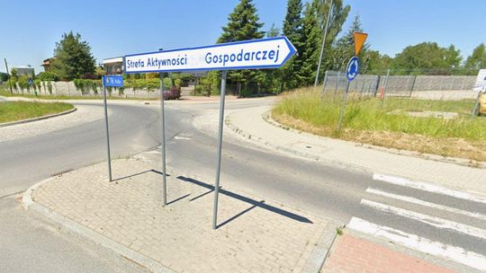 zdjęcie przedstawia tablicę drogowskazu przy drodze