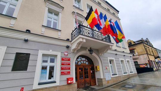 Międzynarodowa obsada gorlickiej konferencji na temat I Wojny Światowej zdjęcie przedstawia budynek na którym wywieszone są flagi kilku europejskich państw