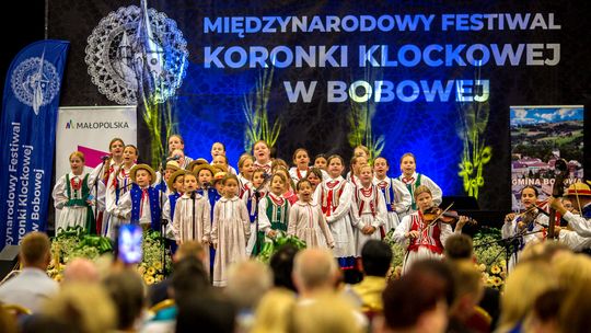 zdjęcie przedstawia dzieci na scenie