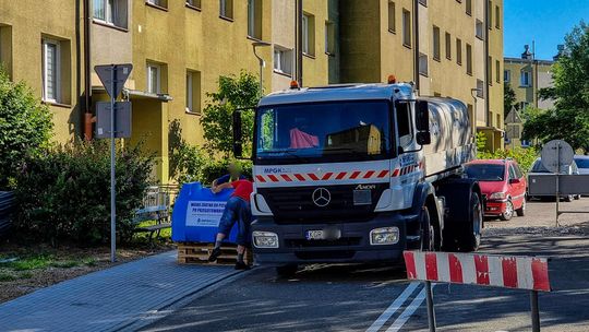 zdjęcie przedstawia beczkowóz na ulicy