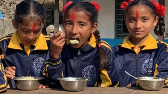 Mieszkańcy Gorlickiego dla dzieci z Nepalu. Koszt wyżywienia setki maluchów przez miesiąc to 370 złotych.