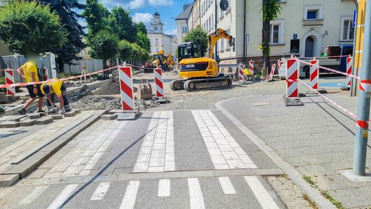zdjęcie przedstawia maszyny budowlane na jezdni w centrum miasta