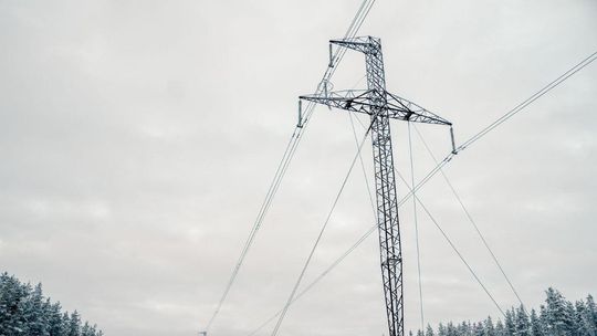Mieszkańcy kilku miejscowości bez prądu. Wyłączą go m.in. w części Gorlic zdjęcie przedstawia słup energetyczny w zimie