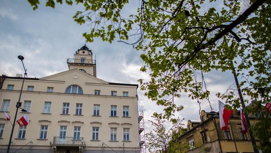 zdjęcie przedstawia duży budynek z wieżą ratuszową