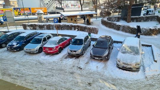 samochody zaparkowane na parkingu w gorlicach przy ul. Podkościelnej