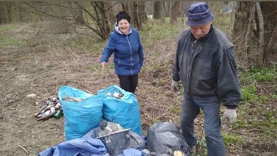 Mieszkańcy Sękowej sprzątali okolicę. W zamian otrzymali sadzonki drzewek