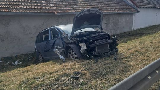 zdjęcie przedstawia rozbity samochód