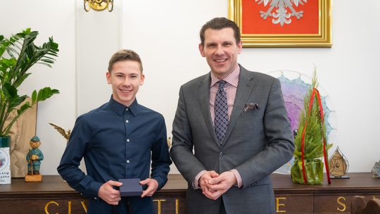 Mikołaj Wal doceniony przez Burmistrza. Młody lekkoatleta z Gorlic z medalami w Wiedniu zdjęcie przedstawia Burmistrza Miasta Gorlice