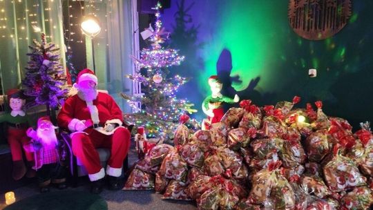 zdjęcie przedstawia św. Mikołaja z górą prezentów