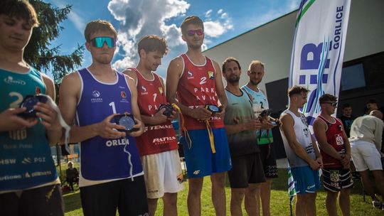zdjęcie przedstawia mężczyzn na podium