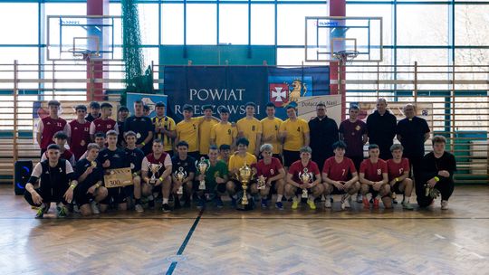 zdjęcie przedstawia zawodników piłki nożnej