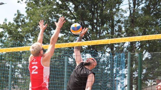 Mężczyźni podczas gry w siatkówkę plażową