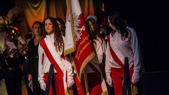 dziewczyny w biało-czerwonych dresach ze sztandarem