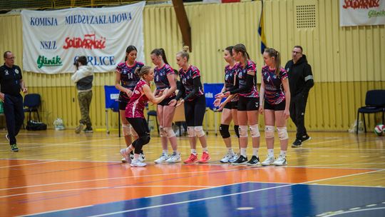 zdjęcie przedstawia siatkarki przed meczem