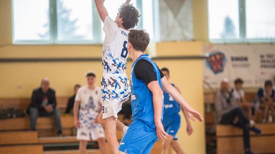 Młodzi koszykarze MKS Gorlice podejmą rezerwy krakowskiej Korony zdjęcie przedstawia młodych koszykarzy walczących o piłkę