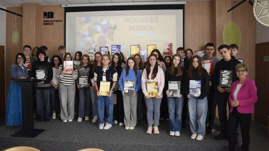 Uczestnicy warsztatów kreatywnego pisania w bieckiej bibliotece