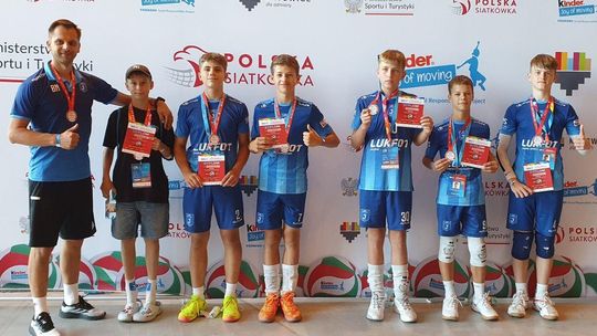 zdjęcie przedstawia grupę chłopców w jednolitych strojach sportowych