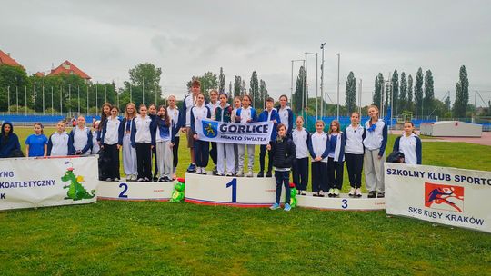 Młodzi sportowcy z sukcesami w Krakowie Zdjęcie przedstawia grupę młodzieży z Maraton Gorlice