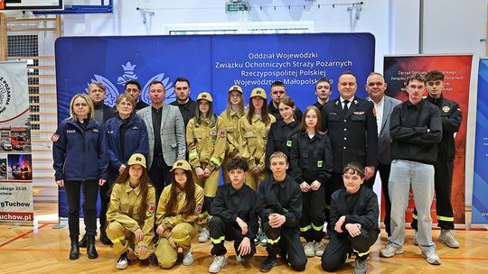 zdjęcie przedstawia grupę ludzi