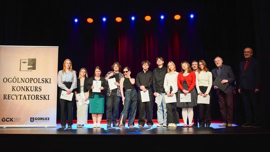 zdjęcie przedstawia grupę osób na scenie gorlickiego centrum kultury