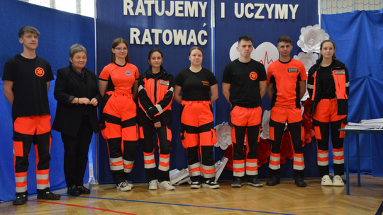 zdjęcie przedstawia młodzież w strojach ratowników w szkole