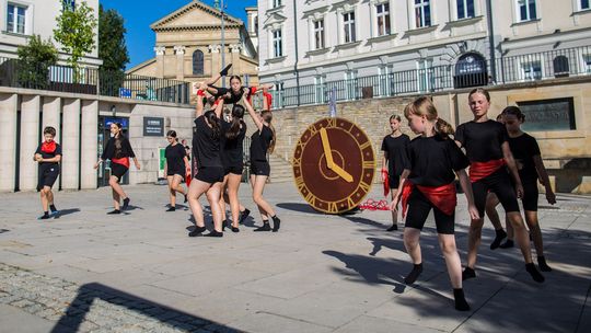 dzieci tańczące na gorlickim rynku