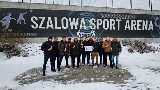 Drużyna piłkarska przed Sport Areną w Szalowej