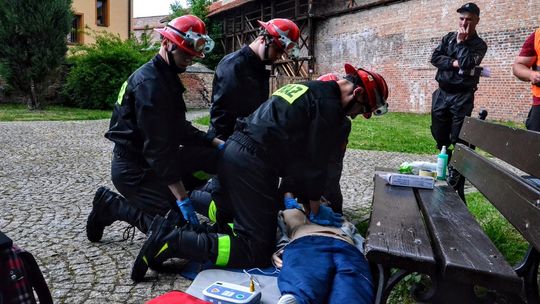 młodzi ratownicy nad fantomem do ćwiczeń resuscytacyjnych