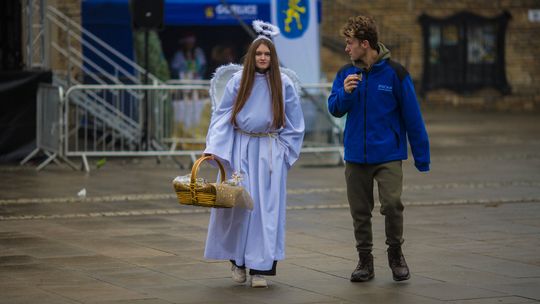 zdjęcie przedstawia dziewczynę przebraną za anioła i chłopaka