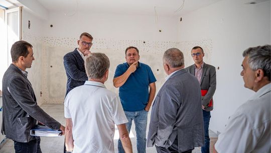 Zdjęcie przedstawia spotkanie w sprawie odbioru prac w ośrodku w Szymbarku