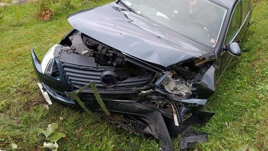 zdjęcie przedstawia uszkodzony pojazd osobowy