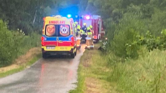 zdjęcie przedstawia karetkę pogotowia