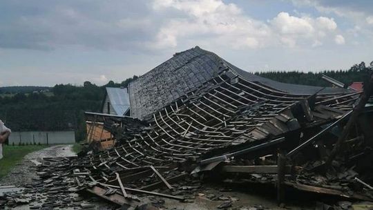 Moszczenica. Zawalił się dach na dużym budynku gospodarczym.
