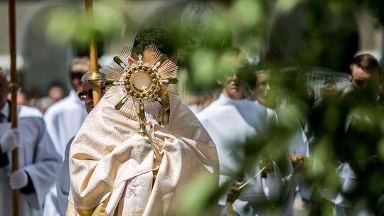 ksiądz z monstrancją w boże ciało