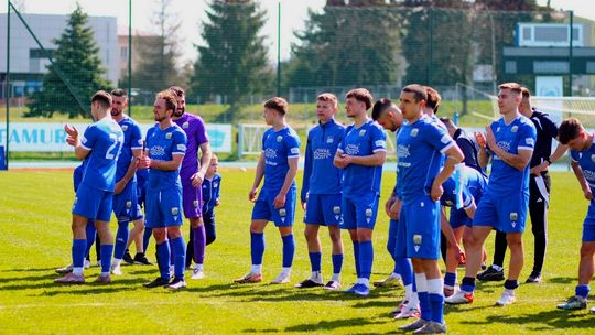 zdjęcie przedstawia grupę piłkarzy na boisku w Gorlicach