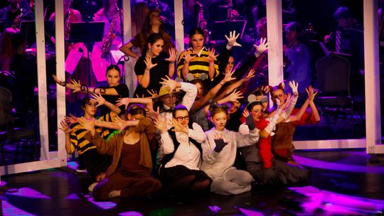 zdjęcie przedstawia grupę młodzieży na scenie