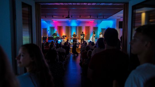 zdjęcie przedstawia muzyków na scenie