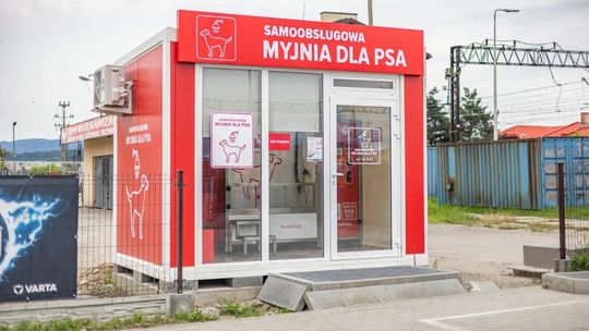 mały szklany domek, w którym znajduje się maszyna do mycia psa