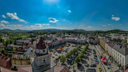 Zdjęcie przedstawia rynek gorlicki z lotu ptaka