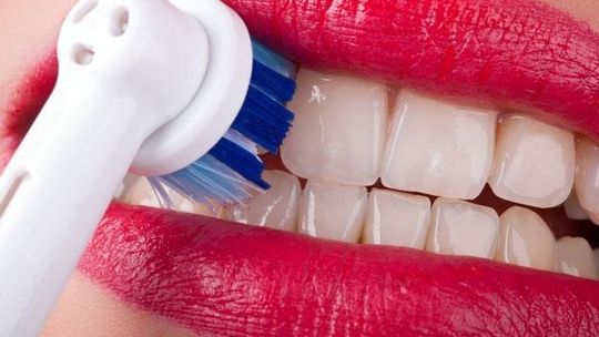 Na czym polega piaskowanie zębów?