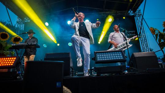 zdjęcie przedstawia zespół na scenie podczas występu w Zagórzanach